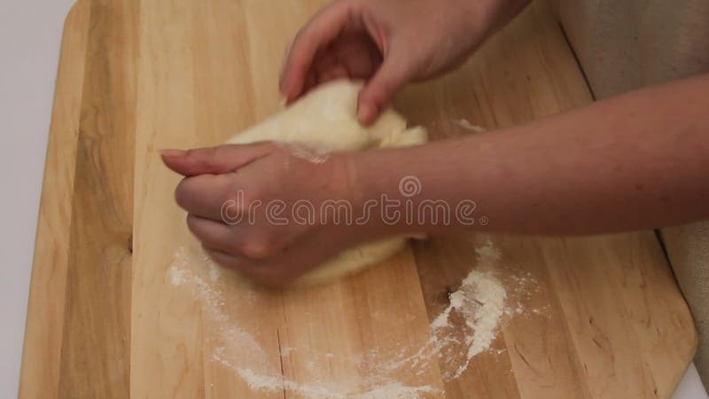 Preparação da massa feita da farinha e dos ovos