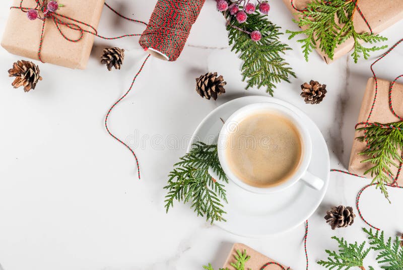 Preparação para o Natal com café e presentes fotos de stock royalty free Preparação para o Natal com café e presentes fotos de stock royalty free