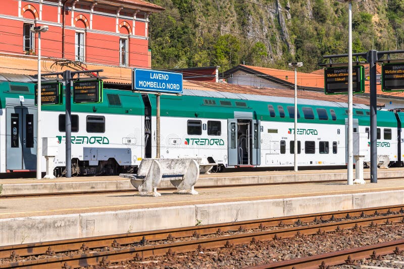 Prepari Alla Stazione Di Laveno Mombello in Provincia Di Varese, Italia  Fotografia Stock Editoriale - Immagine di stazione, ferrovia: 91405388