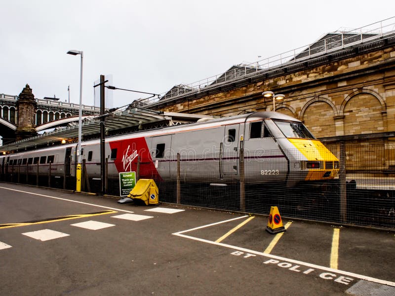 Prepari l'aspettare la gente nella stazione di Edimburgo Waverley fotografia stock libera da diritti Prepari l'aspettare la gente nella stazione di Edimburgo Waverley fotografia stock libera da diritti