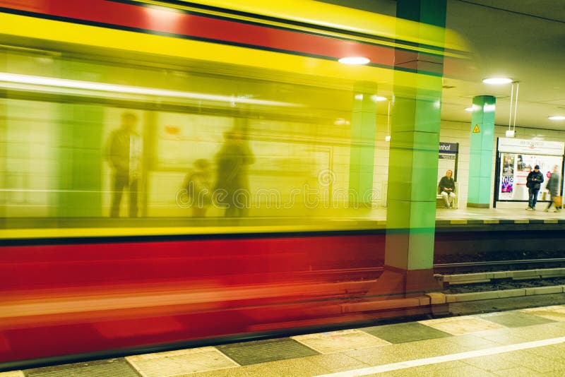 Prepari la venuta alla stazione della metropolitana, Berlino - Germania fotografie stock Prepari la venuta alla stazione della metropolitana, Berlino - Germania fotografie stock