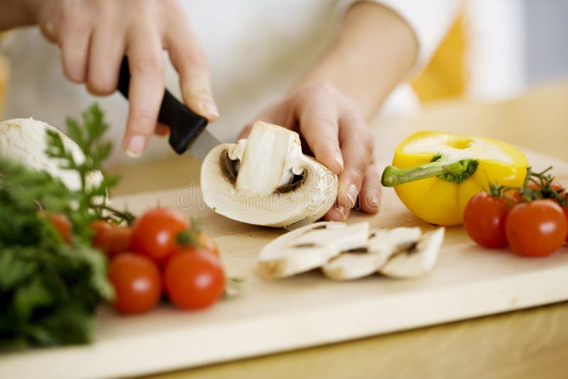 Femmina, tagliere di ingredienti alimentari su tavola di legno.