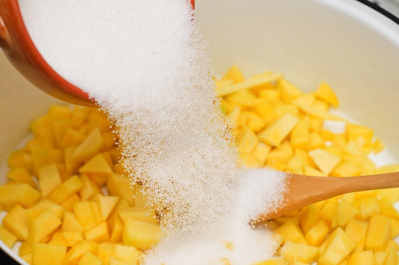 Preparing mango jam