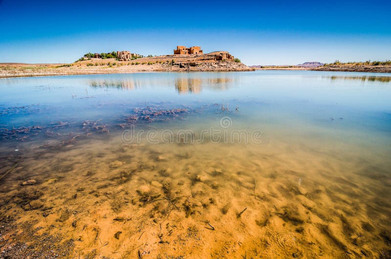 Presa del agua en desierto cerca de Ouarzazate en Marruecos foto de archivo libre de regalías Presa del agua en desierto cerca de Ouarzazate en Marruecos foto de archivo libre de regalías