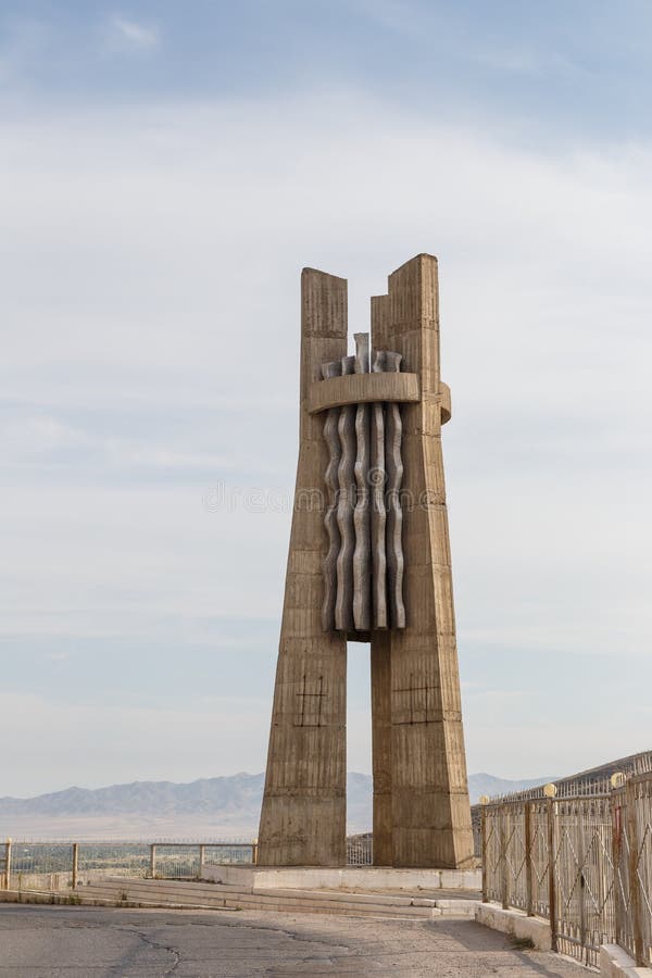 Presa del depósito de Stella Kirov Construido 1965 - 1975 Talas del valle, K foto de archivo Presa del depósito de Stella Kirov Construido 1965 - 1975 Talas del valle, K foto de archivo