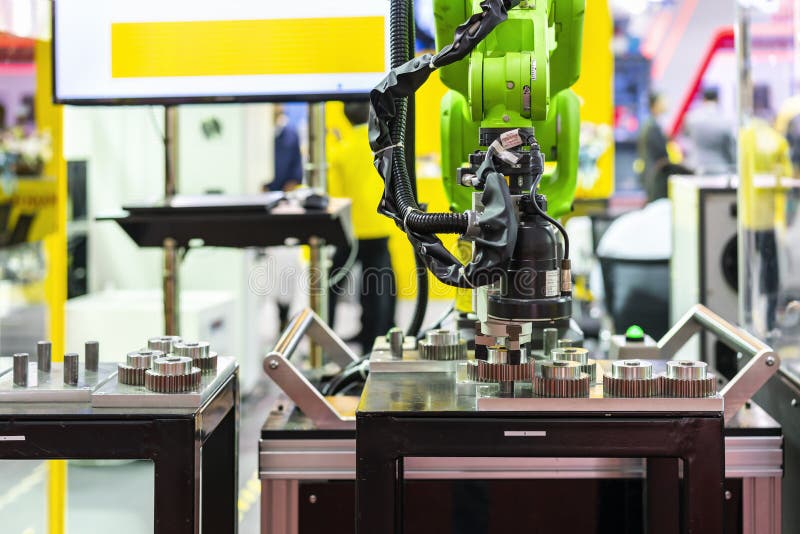 Presa del robot di precisione & di tecnologia avanzata con la macchina fotografica e morsetto automatico o mandrino per ispezione fotografia stock libera da diritti Presa del robot di precisione & di tecnologia avanzata con la macchina fotografica e morsetto automatico o mandrino per ispezione fotografia stock libera da diritti
