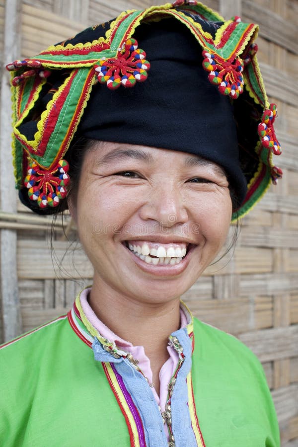 Presa tailandesa de las mujeres asiáticas del retrato, Laos fotografía de archivo libre de regalías Presa tailandesa de las mujeres asiáticas del retrato, Laos fotografía de archivo libre de regalías