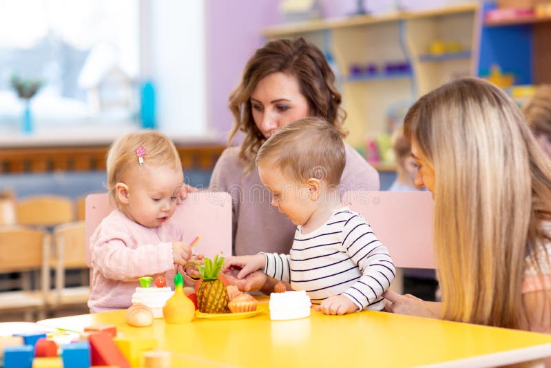 Preschool dzieci w sala lekcyjnej z nauczycielem obraz royalty free Preschool dzieci w sala lekcyjnej z nauczycielem obraz royalty free