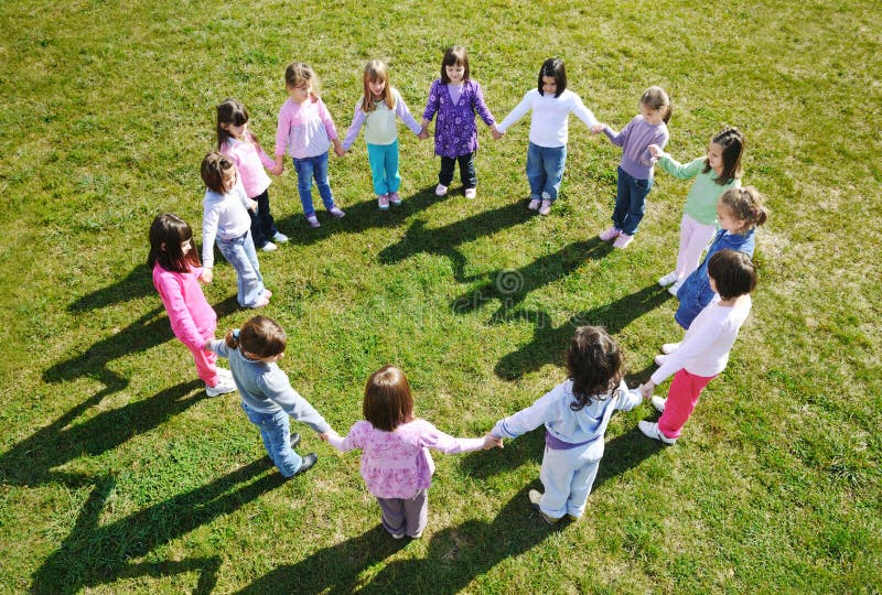 Bambino felice gruppo di bambini di divertirsi e di giocare per i bambini dell'asilo piscina all'istruzione prescolastica concetto con l'insegnante.