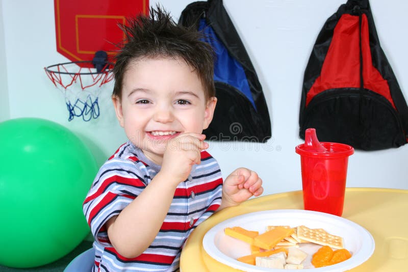 Preschooler adorável que come petiscos foto de stock Preschooler adorável que come petiscos foto de stock