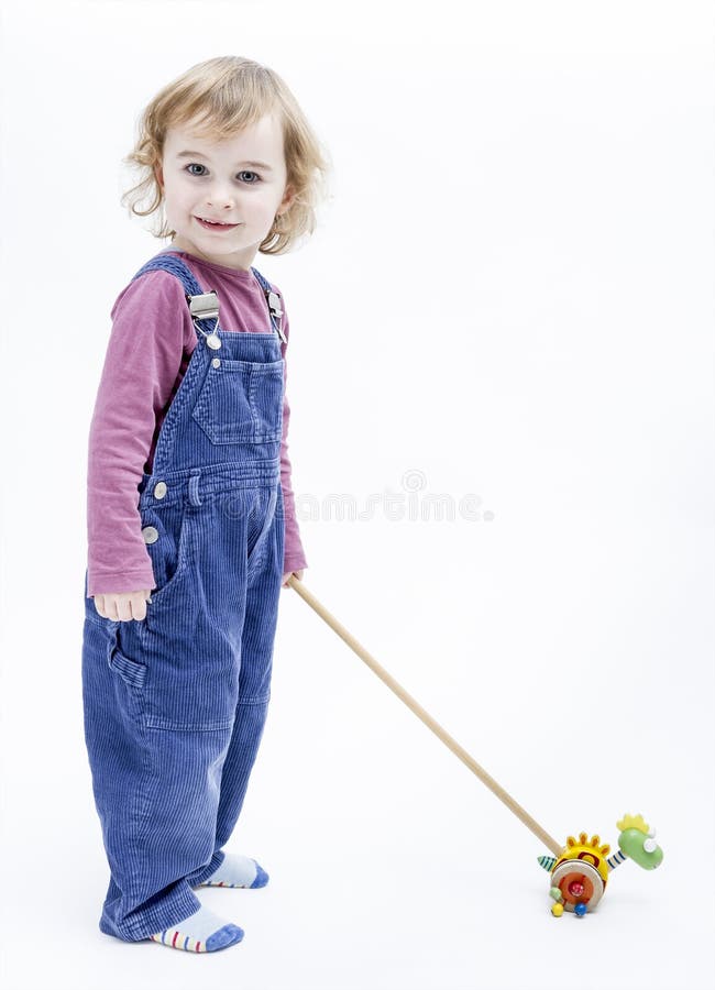 Preschooler με το παιχνίδι που στέκεται στο ελαφρύ υπόβαθρο στοκ φωτογραφίες Preschooler με το παιχνίδι που στέκεται στο ελαφρύ υπόβαθρο στοκ φωτογραφίες