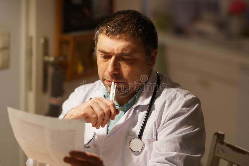 Prescripción de la escritura del doctor en su escritorio imágenes de archivo libres de regalías Prescripción de la escritura del doctor en su escritorio imágenes de archivo libres de regalías