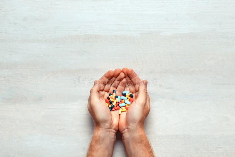 Prescrição, estetoscópio e comprimidos coloridos diferentes, tabuletas, cápsula no fundo de madeira branco fotografia de stock Prescrição, estetoscópio e comprimidos coloridos diferentes, tabuletas, cápsula no fundo de madeira branco fotografia de stock