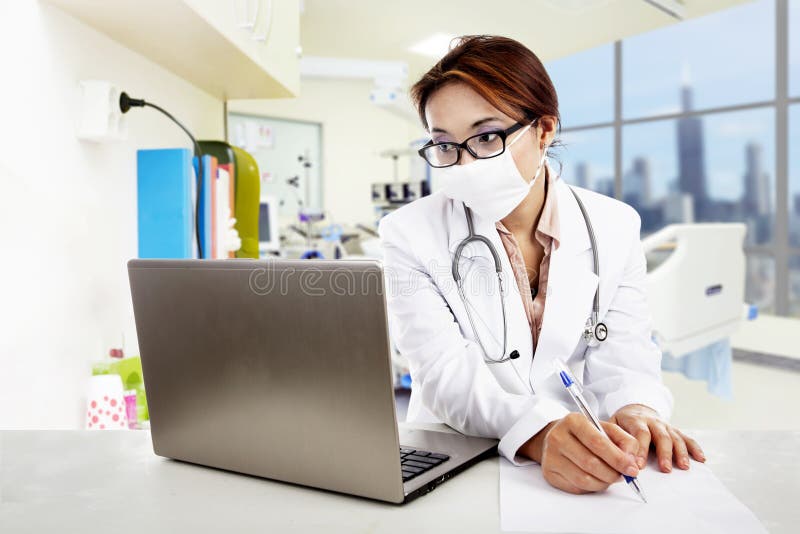 Prescrição fêmea da escrita do doutor no hospital imagens de stock royalty free Prescrição fêmea da escrita do doutor no hospital imagens de stock royalty free