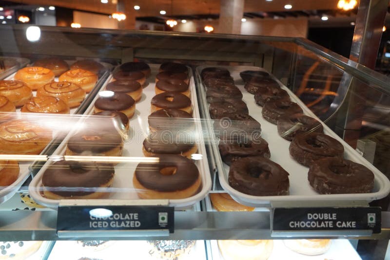 Presentación De Bollería Deliciosa Con Donuts a La Vista En El Mostrador De  La Tienda. Varios Donuts En Un Estante En Una Panaderí Fotografía editorial  - Imagen de esmalte, alimento: 241254342