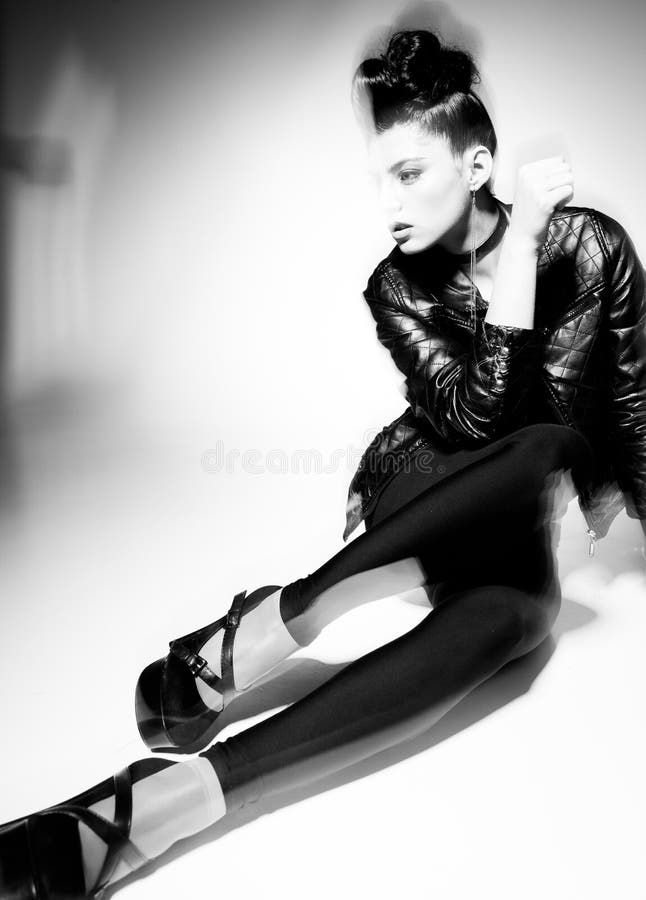 Presentación modelo de la mujer punky hermosa en la chaqueta de cuero imagenes de archivo Presentación modelo de la mujer punky hermosa en la chaqueta de cuero imagenes de archivo