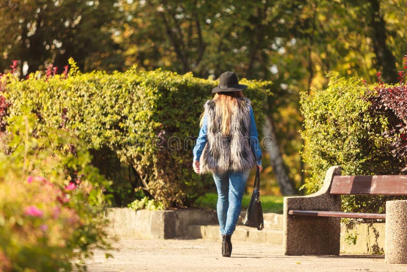 Presentación modelo de moda en parque. Moda otoñal de mujeres Modelo elegante joven atractivo que presenta al aire libre Muchacha de moda que lleva la ropa de moda que camina en parque