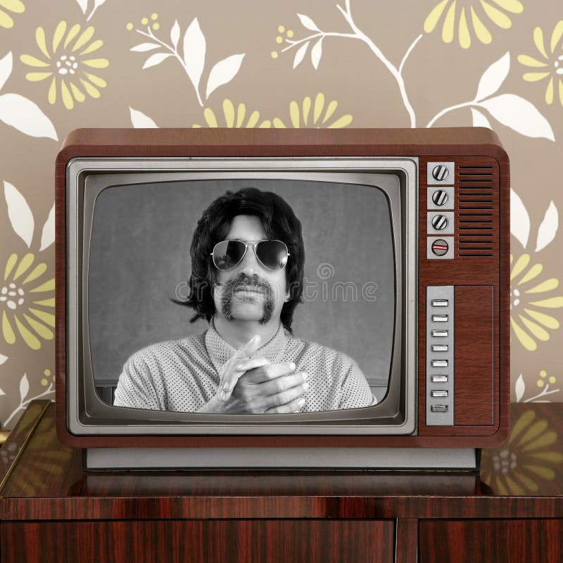 Presentador del bigote TV del friki en la TV retra foto de archivo libre de regalías Presentador del bigote TV del friki en la TV retra foto de archivo libre de regalías