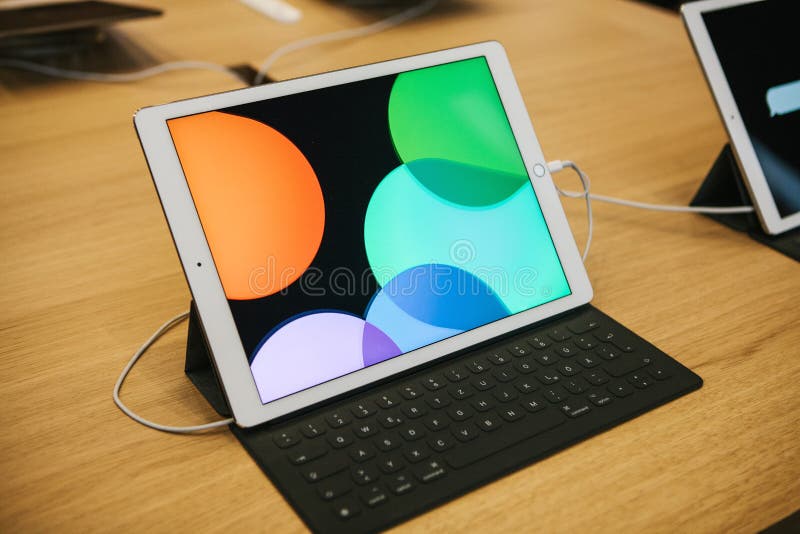 Berlin, December 12, 2017 Presentation of the New Advanced Tablet Ipad