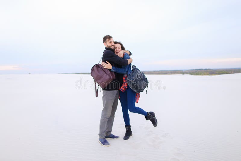 Presentators van het echtpaar van het reisprogramma het bekijken kaart stock fotografie Presentators van het echtpaar van het reisprogramma het bekijken kaart stock fotografie