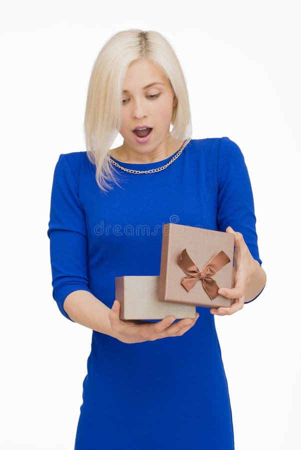 Presente da abertura do retrato da jovem mulher imagens de stock royalty free