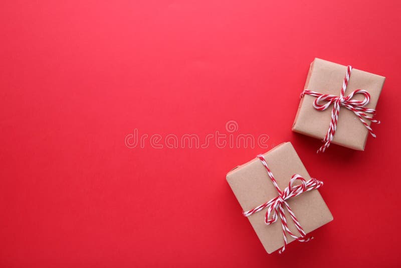 Presente dei regali di Natale su un fondo rosso fotografia stock libera da diritti Presente dei regali di Natale su un fondo rosso fotografia stock libera da diritti