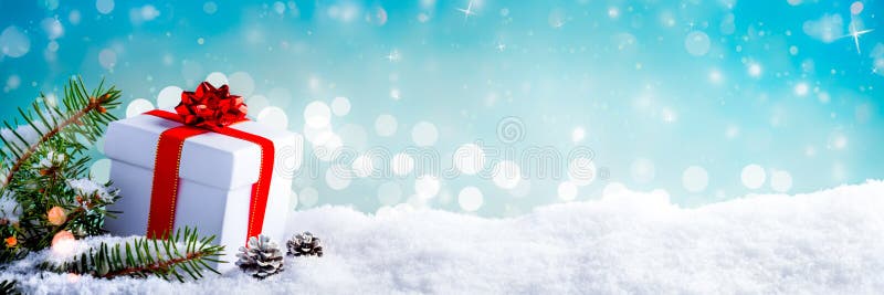 Presente do Natal na neve fotografia de stock Presente do Natal na neve fotografia de stock