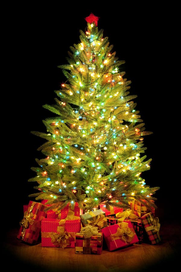 Regali intorno all'albero di Natale fotografia stock