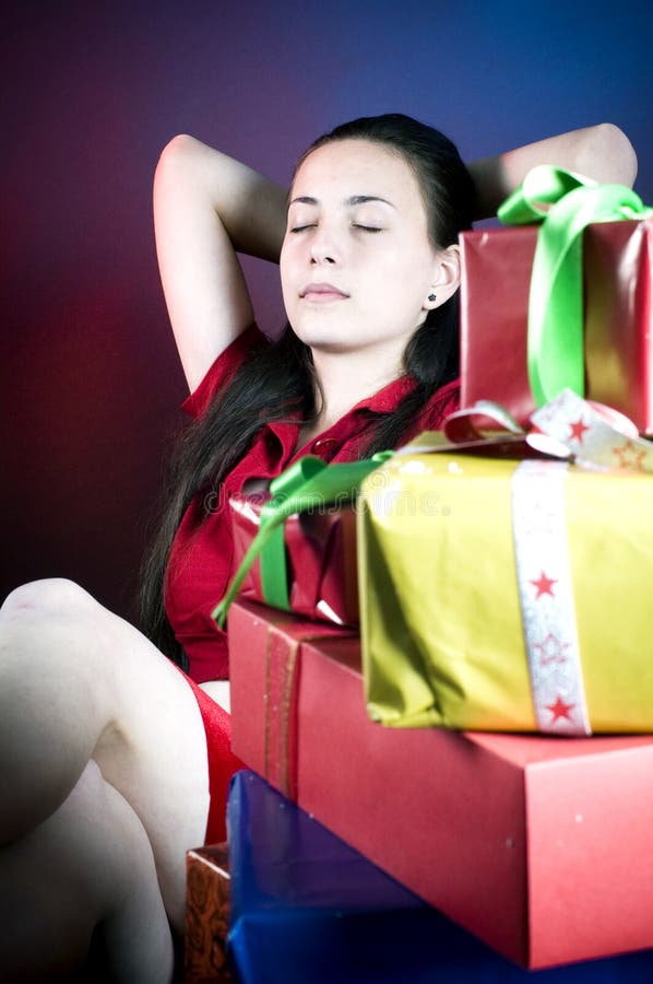 Presentes da menina e de Natal imagem de stock royalty free Presentes da menina e de Natal imagem de stock royalty free