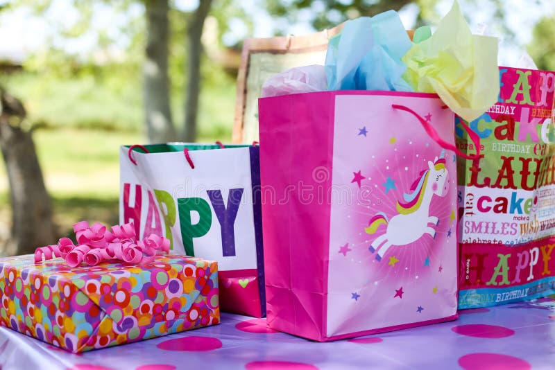 Presentes de aniversário envolvidos em uma tabela exterior foto de stock Presentes de aniversário envolvidos em uma tabela exterior foto de stock