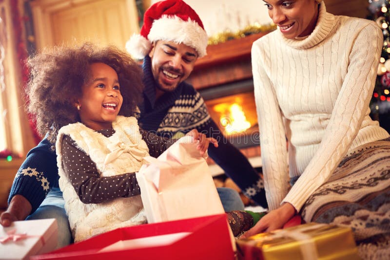 Presentes de Natal afro-americanos felizes da abertura da família