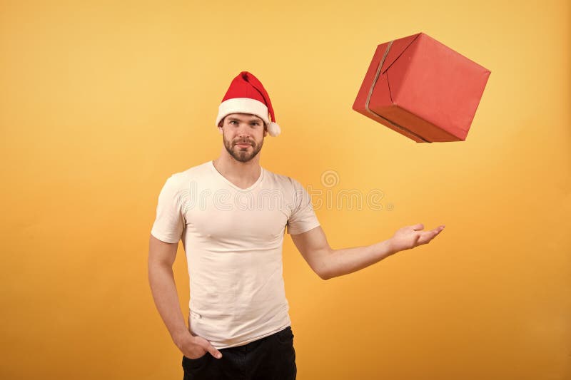 Presentes do Natal da entrega homem feliz de Santa no fundo amarelo A manh? antes do Xmas homem no Natal da posse do chap?u de Sa foto de stock royalty free Presentes do Natal da entrega homem feliz de Santa no fundo amarelo A manh? antes do Xmas homem no Natal da posse do chap?u de Sa foto de stock royalty free