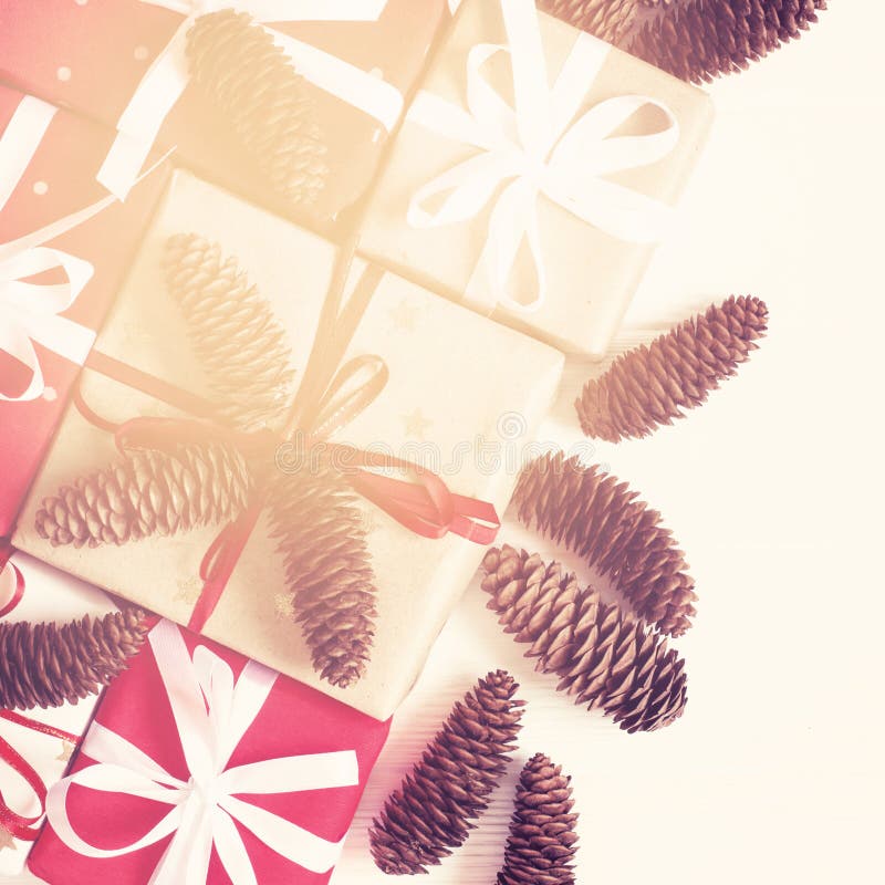 Presentes do Natal decorado festivo e do ano novo Tonificação do vintage foto de stock Presentes do Natal decorado festivo e do ano novo Tonificação do vintage foto de stock
