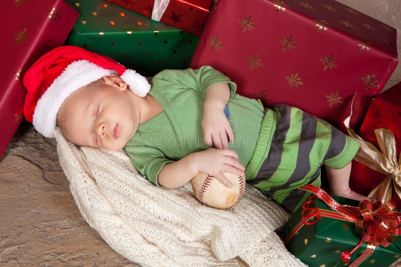 Presentes do Natal e um bebê imagens de stock royalty free Presentes do Natal e um bebê imagens de stock royalty free