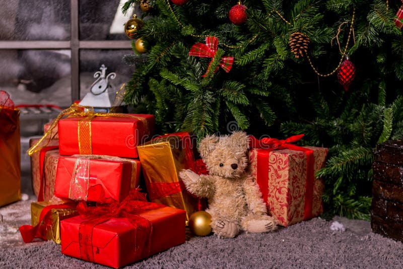Presentes sob a árvore de Natal, o urso do brinquedo e as caixas, o conceito de um ano novo home acolhedor Urso que espera Santa, fotos de stock royalty free Presentes sob a árvore de Natal, o urso do brinquedo e as caixas, o conceito de um ano novo home acolhedor Urso que espera Santa, fotos de stock royalty free