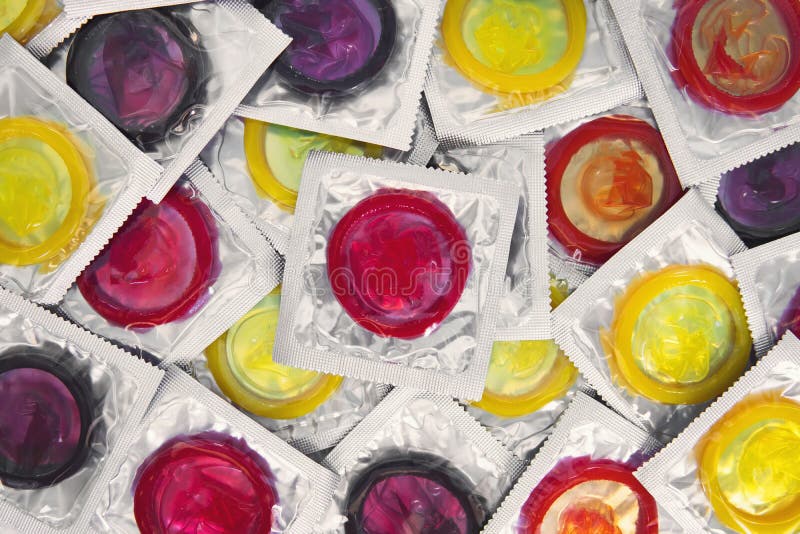 preservativo colorido sobre fundo grande número de preservativos conceito de sexo seguro muitos preservativos de borracha conjunt