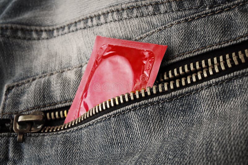 Preservativo no poket das calças de brim