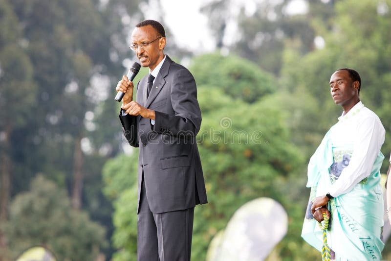 Presidente Paul Kagame e ator Don Cheadle foto de stock royalty free Presidente Paul Kagame e ator Don Cheadle foto de stock royalty free