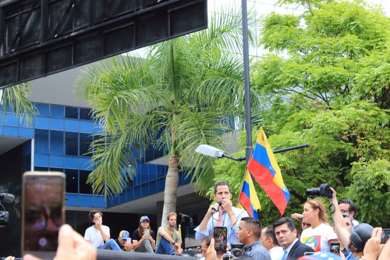 Presidente provvisorio Juan Guaido ha messo in scena le proteste a Caracas mentre il capitale ha lottato senza potere fotografia stock libera da diritti Presidente provvisorio Juan Guaido ha messo in scena le proteste a Caracas mentre il capitale ha lottato senza potere fotografia stock libera da diritti