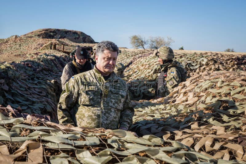 Presidenten av Ukraina Petro Poroshenko kontrollerade fortificatioen arkivbilder Presidenten av Ukraina Petro Poroshenko kontrollerade fortificatioen arkivbilder