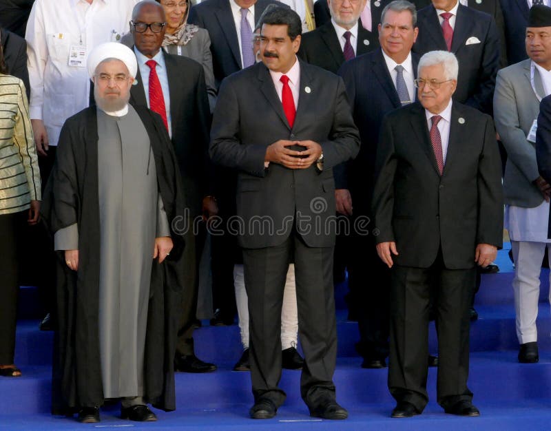Presidenter av delegationer poserar för det officiella fotografiet i den 17th toppmötet av den alliansfria rörelsen