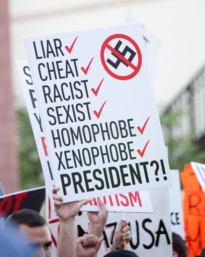 Presidenttrumfpersoner som protesterar på samlar i Phoenix AZ royaltyfri foto Presidenttrumfpersoner som protesterar på samlar i Phoenix AZ royaltyfri foto