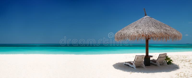 Presidenze ed ombrello di spiaggia immagine stock