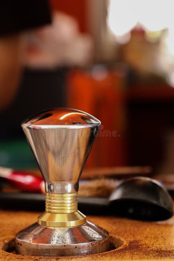 Presionar el café molido con el pisón foto de archivo libre de regalías Presionar el café molido con el pisón foto de archivo libre de regalías