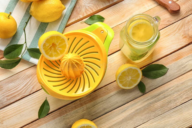 Presse fruits Et Jus De Citron Dans Le Pot De Maçon Photo Presse fruits Et Jus De Citron Dans Le Pot De Maçon Photo