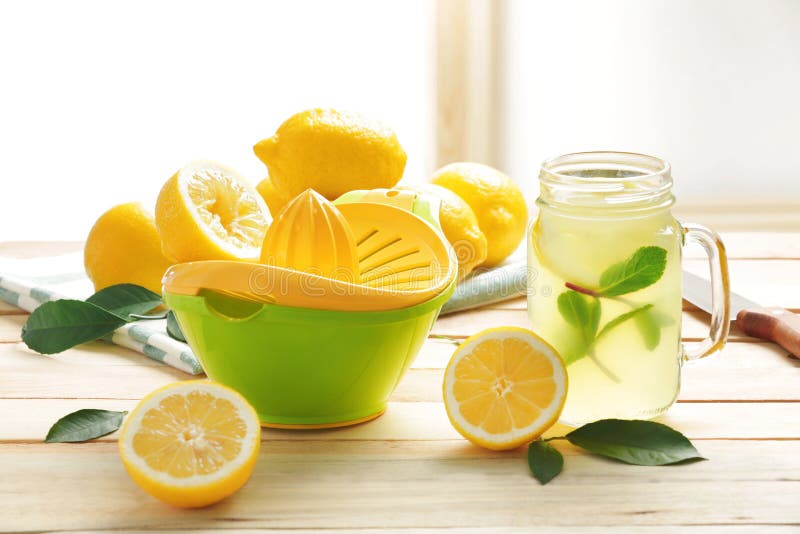 Presse fruits Et Jus De Citron Dans Le Pot De Maçon Photo Presse fruits Et Jus De Citron Dans Le Pot De Maçon Photo