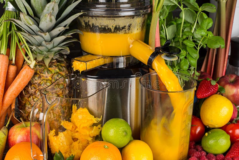 Presse-fruits lent dans la cuisine avec des beaucoup fond sain de concept de mode de vie de jus orange de vitamine de fruits et l image libre de droits Presse-fruits lent dans la cuisine avec des beaucoup fond sain de concept de mode de vie de jus orange de vitamine de fruits et l image libre de droits