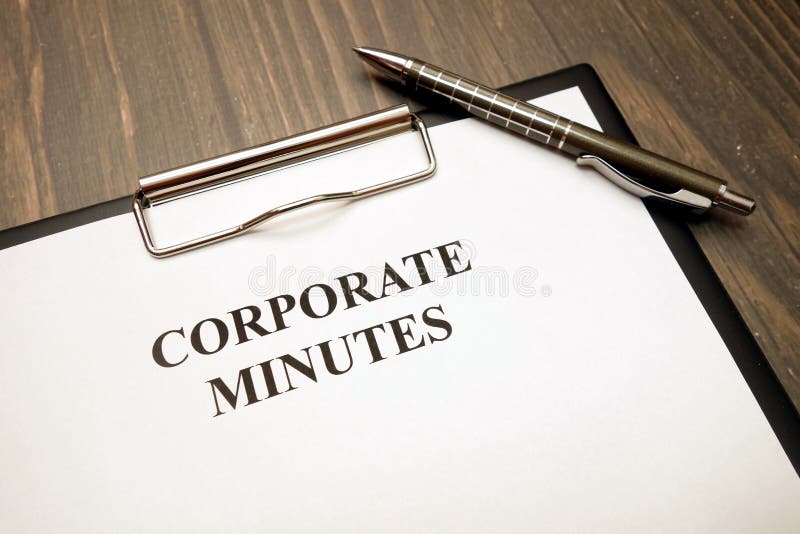 Presse-papiers avec des minutes d'entreprise et stylo sur le bureau photographie stock Presse-papiers avec des minutes d'entreprise et stylo sur le bureau photographie stock