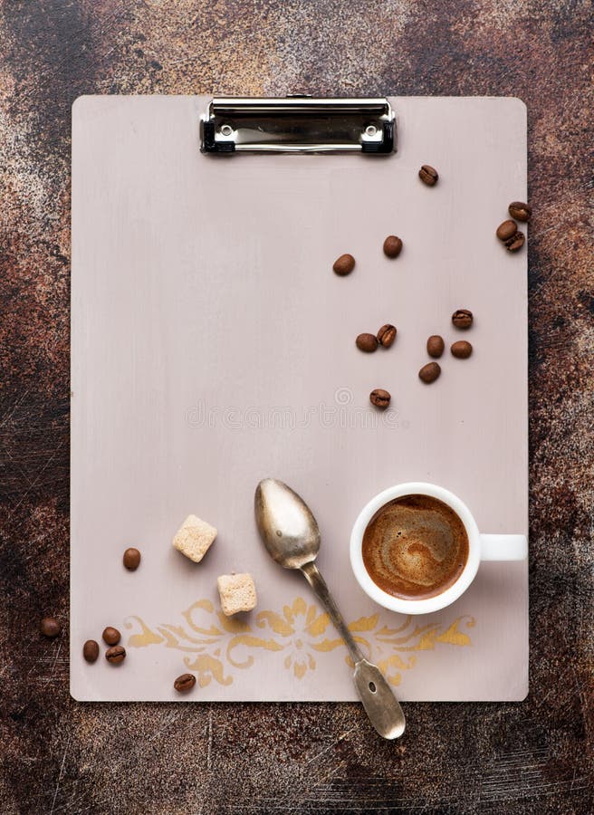 Presse-papiers de Vntage, café de tasse et grains de café images stock Presse-papiers de Vntage, café de tasse et grains de café images stock