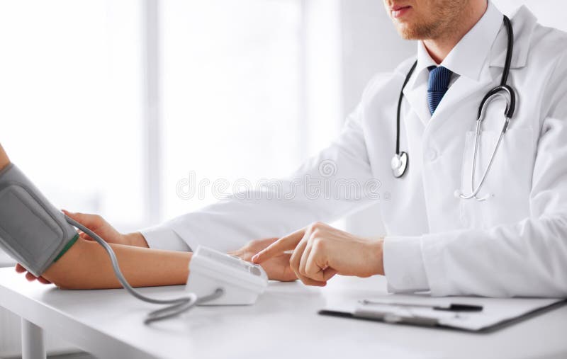 Pressione sanguigna di misurazione del paziente e di medico fotografia stock libera da diritti